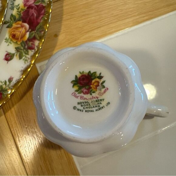 Royal Albert 1962 Country Roses 5 Piece Set Bone China Dinnerware Set - Picture 2 of 7